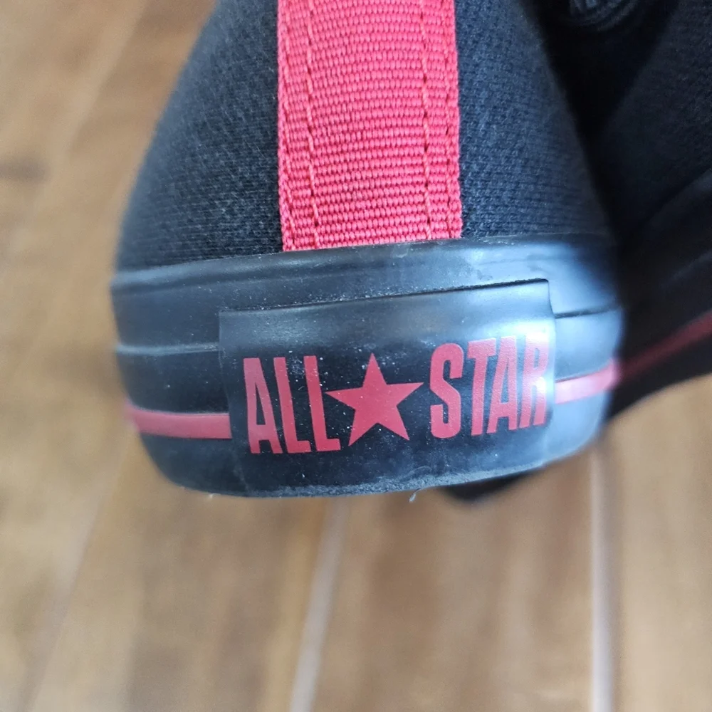 NWOT: *Rare* unisex Converse Chuck Taylors size 10 M/12 W - Picture 10 of 14